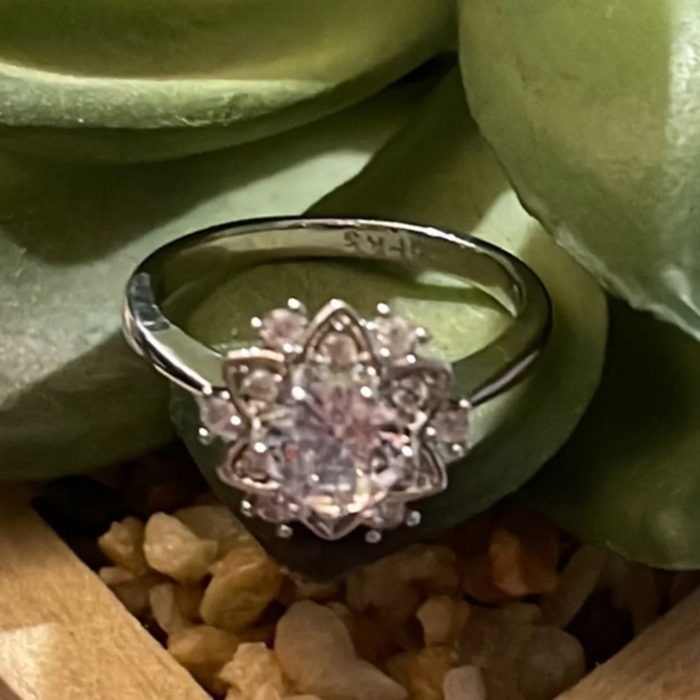 Elegant flower ring
